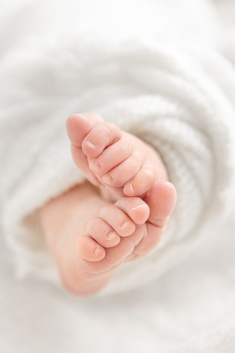 Newborn Feet Photos, Baby Feet Photography, Lifestyle Baby Photography, Natural Newborn Photos, 2d Artwork, In Home Newborn Session, Hoboken New Jersey, Natural Newborn, Baby Announcement Photos