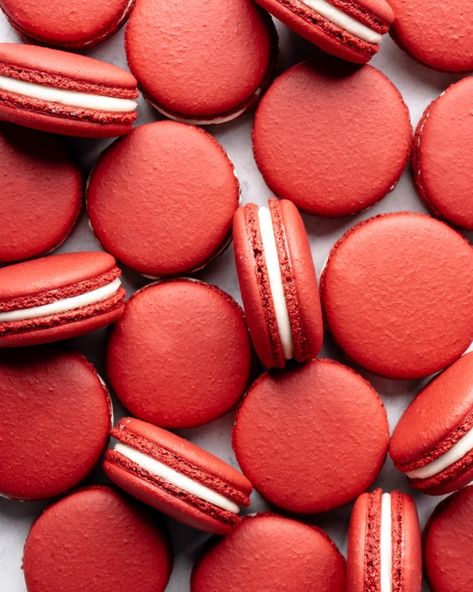 Macarons Italian Method, Red Velvet Macarons, Kue Macaroon, How To Make Macarons, White Frosting, Pastel Red, Red Pictures, Hiasan Bilik, Gel Food Coloring