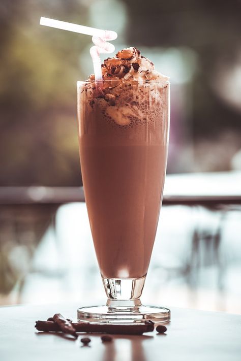 Coffee Break Ideas Snacks, Coffee Break Ideas, Easy Chocolate Milkshake Recipe, Milkshake Recipe Without Ice Cream, Easy Milkshake, Chocolate Milkshake Recipe, Malt Milkshake, Milkshake Recipe Chocolate, Milkshake Flavours