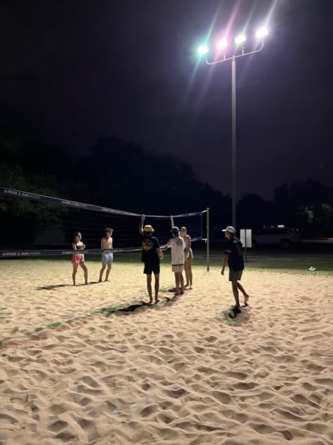 Volleyball Core Aesthetic, Volleyball Couple Aesthetic, Sand Volleyball Aesthetic, Night Volleyball, Volleyball Aesthetic, Sand Volleyball, Volleyball Photos, Volleyball Games, Beach Volley