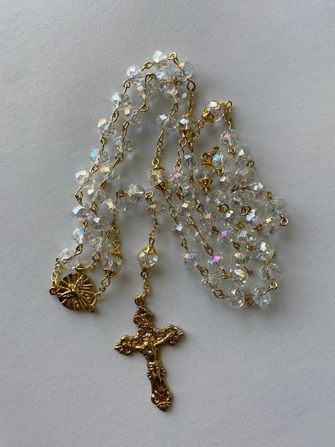 Beautiful handmade rosary with clear glass beads. Bead caps on the Our Father Beads help you better feel when you have completed a decade. Beads are 8mm in diameter. Rosaries Aesthetic, Rosary Aesthetic, Rosary Ideas, Diy Rosary, Beautiful Rosaries, Flower Rosary, Wedding Rosary, Beautiful Rosary, Custom Rosary