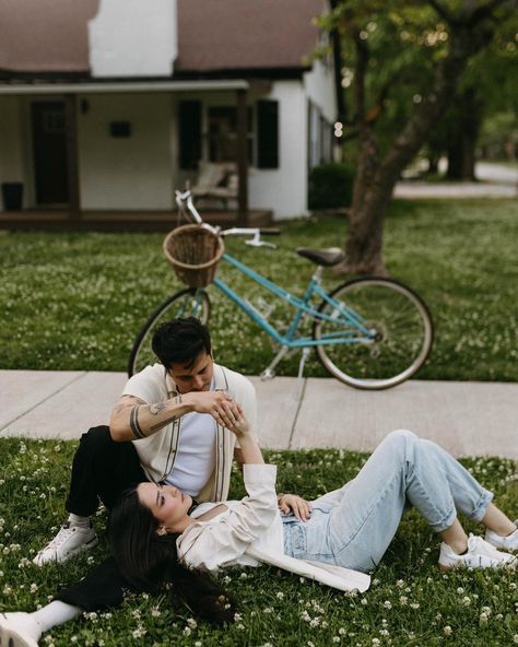 Gaby & Anthony on a spring evening 🖤🚲 Bicycle Photoshoot, Couples Photo Ideas, Bike Couple, Photoshoot Couple, Spring Evening, Photoshoot Engagement, Date Idea, Outdoor Couple, Bike Photoshoot