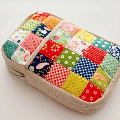 Quilted Bag Patterns Free, Quilted Purse Patterns, Quilted Bag Patterns, A Quilting Life, Triangle Pillow, Medium Sized Bags, Small Projects, Mini Charm, Patchwork Bags