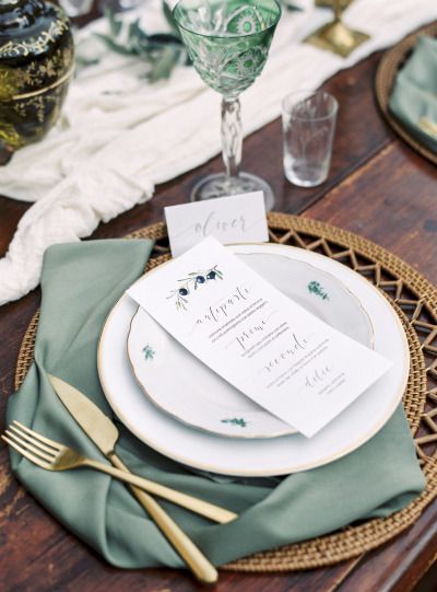 Heavenly table decor: http://www.stylemepretty.com/destination-weddings/2015/06/17/rustic-elegant-tuscan-wedding-inspiration/ | Photography: Melanie Nedelko - http://www.melanienedelko.com/ Thanksgiving Table Settings Rustic, Sage Green Wedding Colors, Wedding Table Menus, Rustic Tables, Deco Champetre, Tafel Decor, Green Wedding Colors, Sage Wedding, Tuscan Wedding