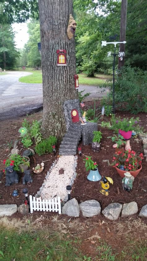 Garden Ideas Interactive Fairy Garden Ideas, Outdoor Fairy Garden Ideas Landscaping, Large Fairy Garden Ideas, Gnome Garden Ideas, Fairy Garden Design Ideas, Large Fairy Garden, Gnome Houses, Funny Vine, Themed Garden