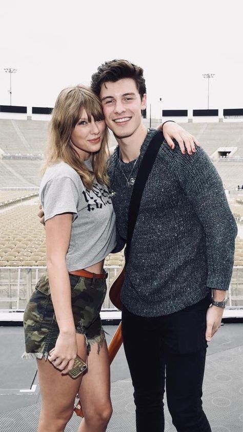 Shawn with Taylor Swift Taylor Swift Snake, Shawn Taylor, Shawn Mendes Concert, Shawn Mendes Memes, Estilo Taylor Swift, Magcon Boys, Naturally Curly Bob, Short Curly Styles, Taylor Swift Fan