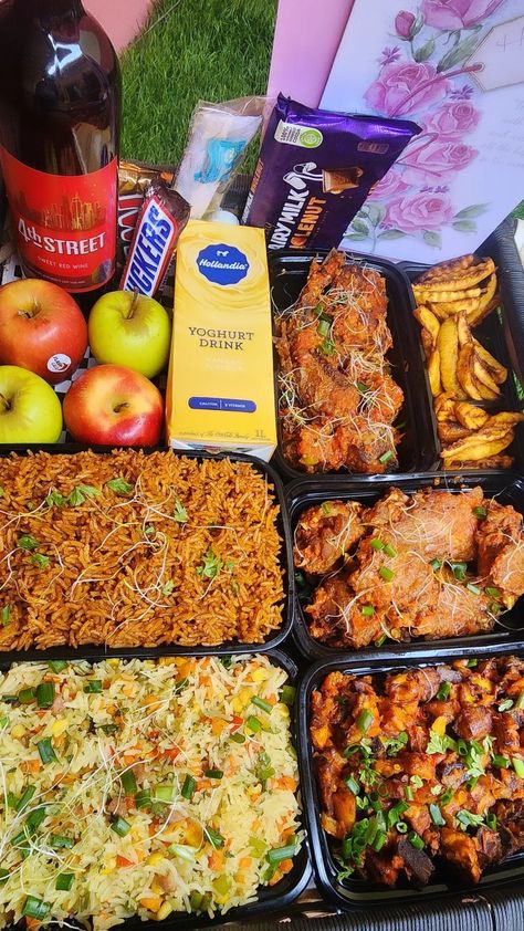 Birthday food tray Food Trays In Nigeria, Nigeria Celebrities, Food Tray Ideas, Picnic Date Food, Amazing Food Platters, Protein Lunch, Africa Food, African Cooking, Birthday Goals