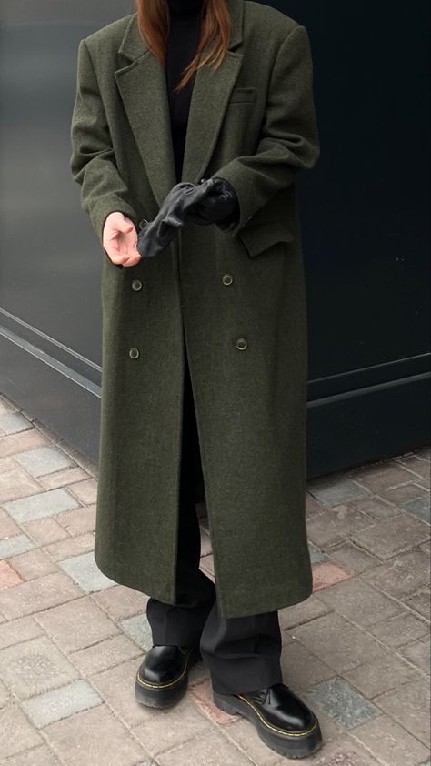 Dark Green Coat Outfit Winter, Green Dark Academia Outfit, Dark Green Coat Outfit, Green Wool Coat Outfit, Green Coat Outfit Winter, Dark Green Outfit, Green Coat Outfit, Green Dark Academia, Dark Academia Winter