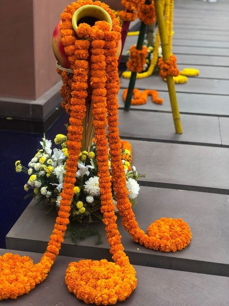 Welcome Home Wall Decor Ideas, Haldi Props Ideas, House Warming Decorations Indian, Diwali Flower Decoration, Diwali Home Decor Ideas, Marigold Decor, Mehndi Decoration Ideas, Mehndi Decorations, Diwali Home Decor