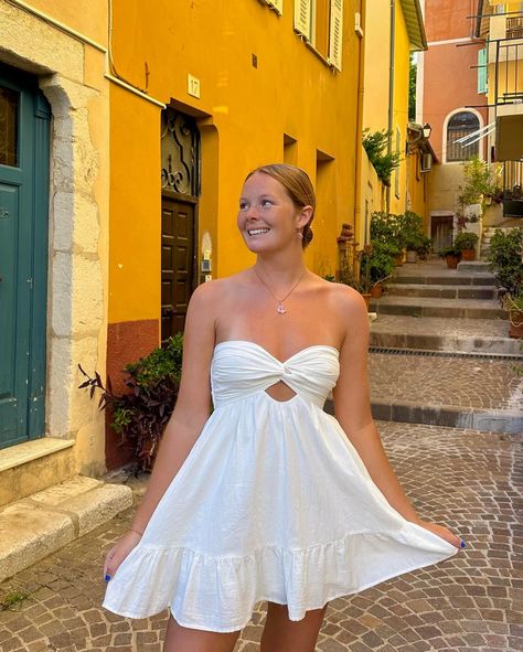 euro summer outfit inspo in our argie romper🍊✨🫒⛵️ @carissa.june Christmas Summer Outfit, Euro Summer Outfit, Outfits Playa, Beach Inspo, Summer Party Outfit, Boho Pink, Summer Basics, Euro Summer, Looks Party