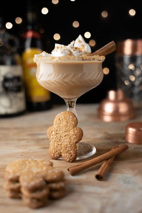 This gingerbread latte dessert rum cocktail is going to be one of the stars of your holidays! It’s a delectable mixture of spiced rum and coffee liqueur. This gingerbread rum cocktail makes a great alcoholic Christmas drink and holiday after dinner drink. Make lots, because this Christmas dessert cocktail will be the drink of the festive season! Spiced rum and coffee liqueur pair up to make a delicious gingerbread latte dessert rum cocktail. This holiday after dinner drink will soon be a fave! Easy Christmas Cocktails, Kaffe Station, Dessert Cocktails, Christmas Cocktails Easy, Artistic Food, Baking Lessons, Christmas Drinks Alcohol, Gingerbread Syrup, Liqueur Drinks