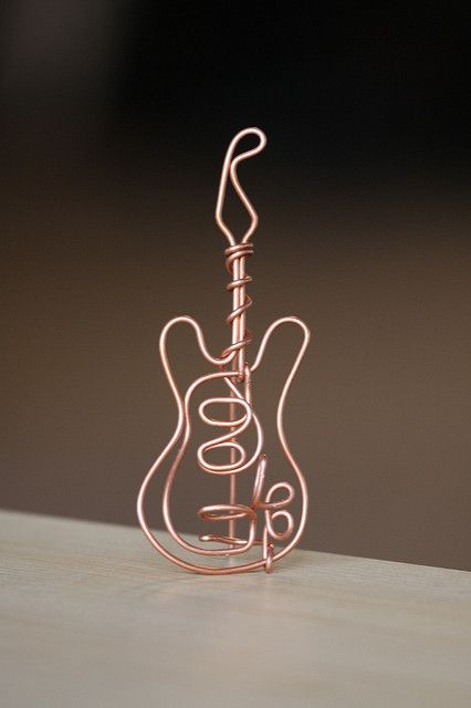 copper wire guitar sculpture | www.bluewaikiki.com | www.bluewaikiki.com | Flickr Wire Guitar, Guitar Sculpture, Copper Wire Crafts, Copper Wire Art, Wire Ornaments, Wire Art Sculpture, Wire Jewelery, Wire Diy, Bijoux Fil Aluminium