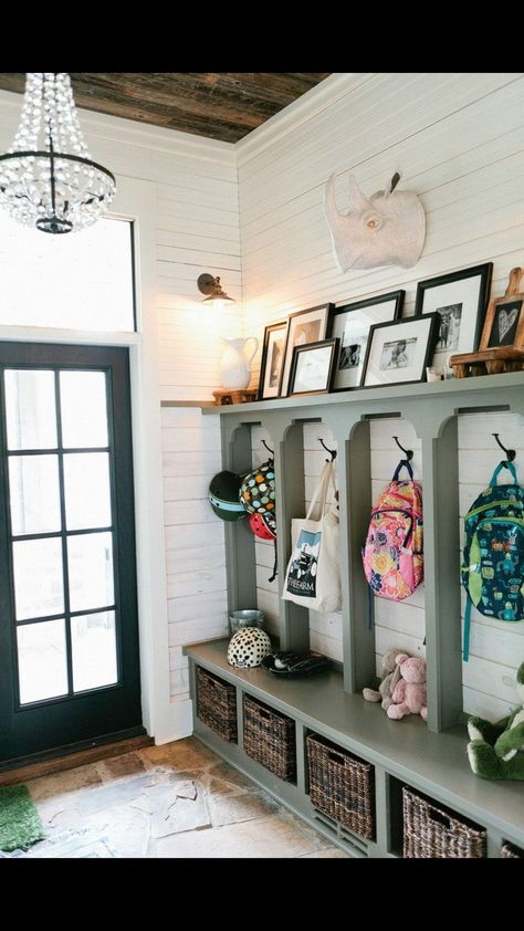 Rustic Farmhouse Entryway, Farmhouse Mudroom, Ideas Closet, Farmhouse Storage, Mudroom Entryway, Eclectic Farmhouse, Mudroom Decor, Rustic Entryway, Farmhouse Entryway