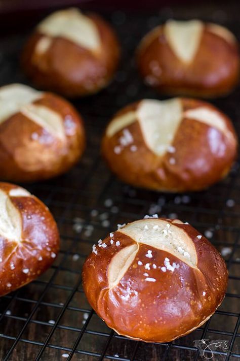 Fresh out of the oven Bavarian pretzel rolls Pretzel Roll Recipe, Bavarian Pretzel, Pretzel Bread, Pretzel Rolls, Bread Buns, Pretzel Bun, Bread Bun, Bun Recipe, Bread Rolls