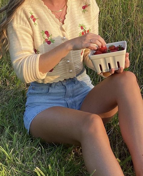 Picnic Nature, Strawberry Picnic, Looks Chic, Cardigan Fashion, Scarlett Johansson, Spring Summer Outfits, Cute Casual Outfits, Summer Wardrobe, Strawberries