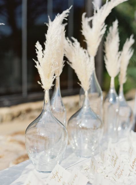 25 Irresistible Pampas Grass Wedding Ideas - https://ruffledblog.com/25-irresistible-pampas-grass-wedding-ideas Cheap Wedding Table Centerpieces, Minimalist Dekor, Unconventional Wedding, Grass Wedding, Unique Wedding Flowers, Wedding Floral Centerpieces, Flower Centerpieces Wedding, Wedding Flower Arrangements, Wedding Table Centerpieces