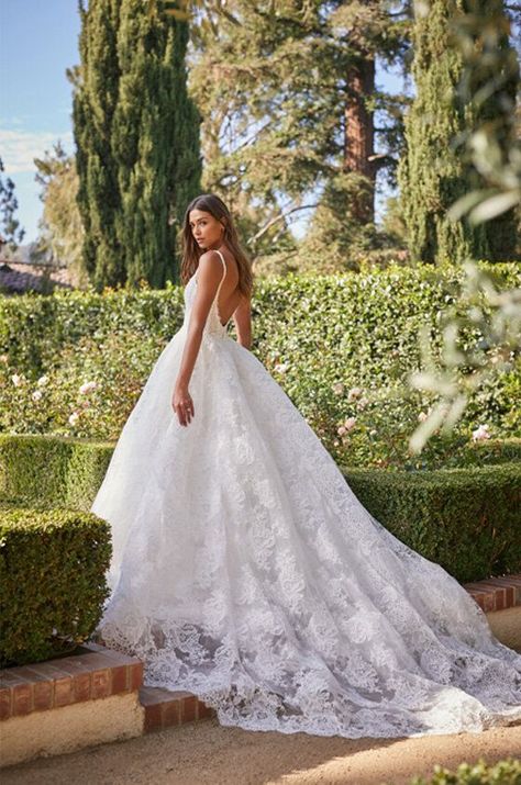 Garden wedding flow lace gown | Magnificent wedding dress by Monique Lhuillier available in Orlando, Florida #GardenWedding #LaceWeddingDress #MoniqueLhuillier Monique Lhuillier Wedding Dress, Monique Lhuillier Wedding, Monique Lhuillier Bridal, Mermaid Style Dress, Wedding Dress Guide, Classic Wedding Dress, Wedding Gowns Lace, Monique Lhuillier, Wedding Dress Inspiration