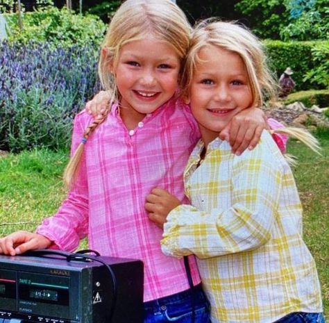 BELLA HADID | Gigi And Bella Hadid | Facebook Bella Hadid As A Kid, Bella Hadid Sister, Gigi Hadid Pictures, Gigi And Bella Hadid, Gigi And Bella, Bella Gigi Hadid, Hadid Sisters, Junior Fashion, My Teacher