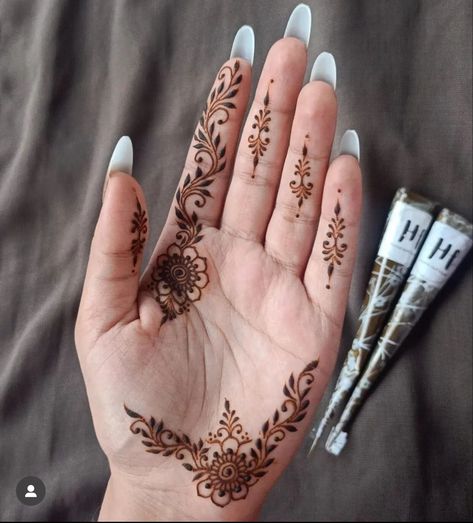 Minimalist Mendhi Design, Inner Hand Henna Designs, Mehandi Designs For Palm Unique, Minimalist Mehendi Designs Palm Easy, Front Side Mehndi Design Simple, Henna Design Simple Easy, Mehindhi Design Simple Modern, Mehendi Designs For Hands Simple Palm, Minimilistic Mehndi