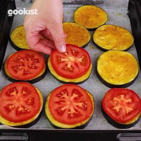 Eggplant Mini Pizza, Oven Baked Eggplant, Tomatoes And Mozzarella, Eggplant Recipes Easy, Easy Zucchini Recipes, Cookist Wow, Sweet Paprika, Eggplant Dishes, Baked Tomatoes