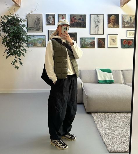 Coco Rachèl (@rachel.spanjersberg) • Instagram photos and videos Styling Salomon, Winter Inspired Outfits, Comfy Winter Fits, Salomon Outfit, Rainy Day Fits, Walking Photo, Desert Outfit, Menswear Outfits, Utah Style