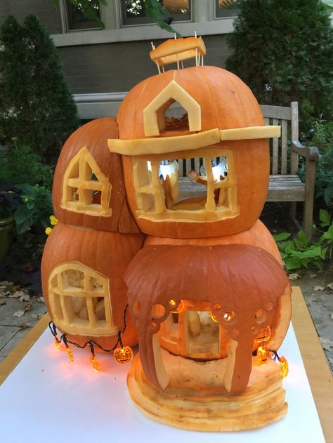 Ghost Hotel Pumpkin Carving Art, Creative Pumpkin Decorating, Hero Ideas, Costume Inspirations, Amazing Pumpkin Carving, Creative Pumpkin Carving, Pumpkin Contest, Halloween Pumpkin Carving, Pumpkin House