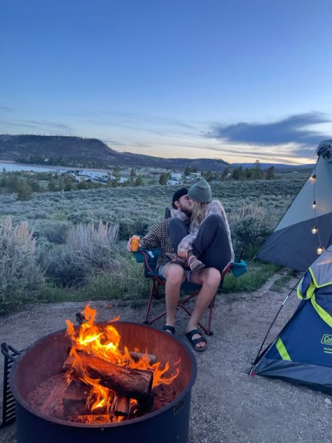 Hiking Relationship Goals, Camping Couples Pictures, Camp Romance Aesthetic, Adventure Love Aesthetic, Camping With Partner, Fall Camping Colorado, Camping With Girlfriends, Camping Aesthetic Boyfriend, Camping Together Couple