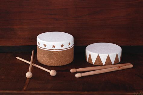 DIY Cork Drum @The Merrythought Drum Lessons For Kids, Drum Craft, Diy Cork, Baby Toys Diy, Cork Diy, Diy Musical Instruments, Diy Bebe, Homemade Toys, Quick Diy