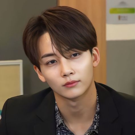 Yoon Jeonghan Icon, Jeonghan Short Hair, Seventeen Yoon Jeonghan, Business Books Worth Reading, Jeonghan Icon, Tagalog Quotes Funny, S.coups Seventeen, Yoon Jeonghan, Seventeen Going Seventeen