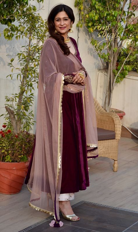 Mehroon Colour Combination Suits, Wine Colour Suit For Women, Wine Colour Combination Dress, Velvet Kurtis Design, Velvet Suits Women Indian, Velvet Pakistani Dress, Purple Dupatta, Velvet Suit Design, Purple Velvet Dress