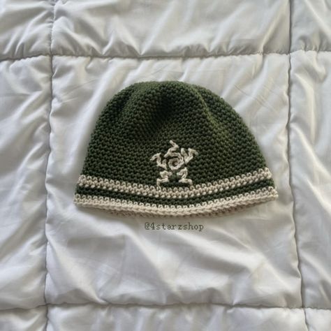 Crochet Hats Cool, Crochet Beanie Y2k, Crochet Star Hat Pattern, Fun Crochet Beanies, Crochet 8 Ball Beanie, Crochet Hats Men, Dark Green Crochet Ideas, Star Beanie Crochet, Crochet Beanie Outfit