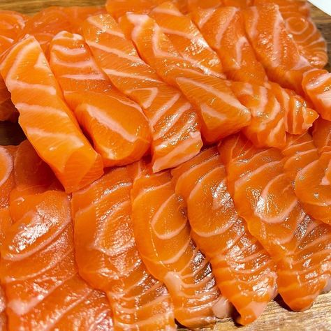 Salmon Sashimi Aesthetic, Sashimi Aesthetic, Salmon Aesthetic, Raw Salmon, Salmon Sashimi, Light Appetizers, Salmon Sushi, Foreign Food, Food L