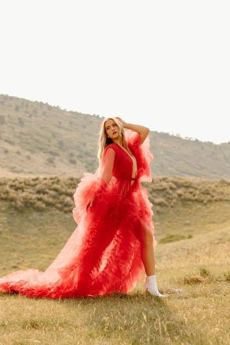 Dramatic Dress Photoshoot, Tool Dress Photoshoot, Tulle Robe Birthday Photoshoot, Tulle Robe Photoshoot Western, Big Fluffy Dress Photoshoot, Red Dress Photoshoot Ideas Outdoor, Big Tulle Dress Photoshoot, Western Tulle Dress Photoshoot, Dramatic Senior Pictures