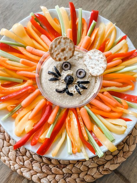 A fun & easy menu item for an animal-themed party! Chop up celery, peppers & carrots and scatter them around a container of hummus. Circus Veggie Tray, Veggie Straws Ideas, Circus Themed Party Food, Circus Theme Food Ideas, Circus Party Food Ideas, Circus Food Party, Circus Theme Food, Circus Food Ideas, Carnival Food Ideas Party