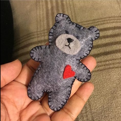 Handmade Teddy Bears Diy How To Make, Felt Crafts Kids, Collab Ideas, Tin Ideas, Felt Bear, Plush Craft, Teddy Bear With Heart, Felt Plushie, Felt Monster