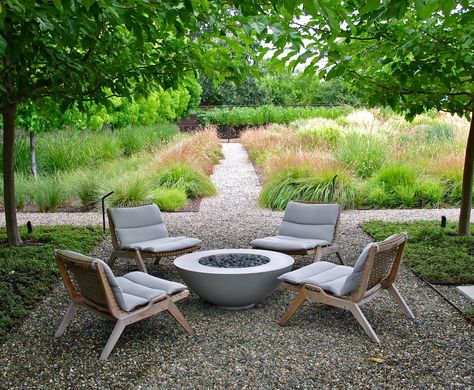 Scott Lewis nestled four Serene Lounge Chairs from Henry Hall around a fire pit… Fire Pit Seating Area, Terrasse Design, Fire Pit Chairs, Patio Pergola, Fire Pit Furniture, Cozy Backyard, Gravel Path, Fire Pit Seating, Fire Pit Designs