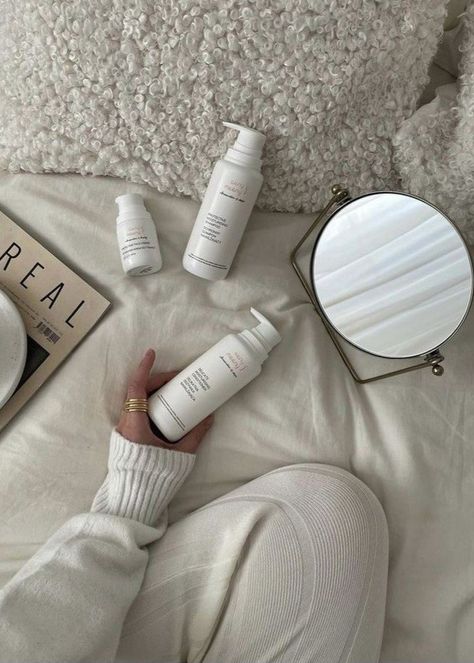 Minimal Skincare, Skincare Products Photography, Beige Aesthetic, White Aesthetic, Aesthetic Photography, Beauty Routines, Skincare Routine, Skincare Products, Girly Things