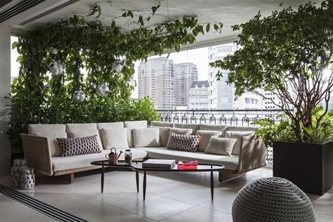 Feel Free to Design Large Balcony with Comfortable Ideas - Unique Balcony & Garden Decoration and Easy DIY Ideas Large Balcony Ideas, Interior Balcony, Paola Lenti, Large Balcony, Apartment Balcony Decorating, Contemporary Living Spaces, Balcony Design, Apartment Balconies, Cozy Apartment