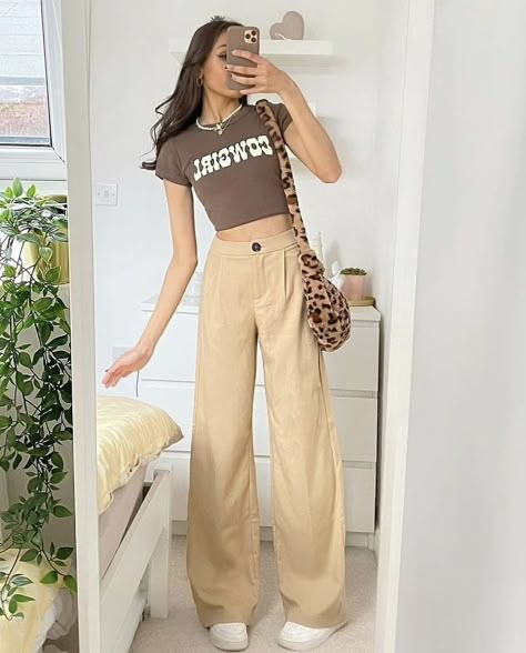 Brown cowgirl crop top (i think its from brandy melville) with beige/ cream/tan bag jeans and white sneakers. Also paired with a leopard print fluffy bag #aesthetic #brandymellville #brandymelvilleusa #bodygoals #body Jeans And Crop Top Outfit, School Outfits Aesthetic, Casual Outfits Winter, Casual Outfits Ideas, Winter Outfits Casual, Jean Beige, Winter Outfits For School, Outfit Autumn, Outfits For School