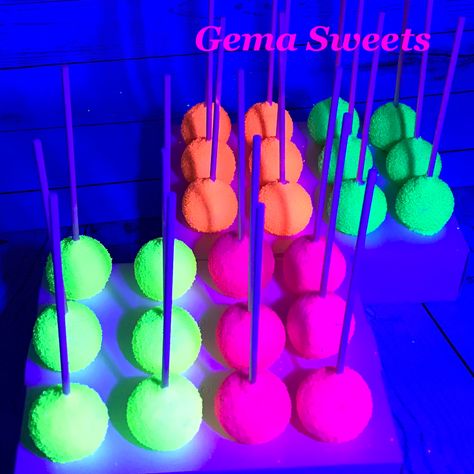 Glow in the dark cake pops by Gema Sweets (lights off). Neon Cake Pops Birthdays, Glow Cake Pops, Glow Party Cake Pops, Black Light Dress, Glow In The Dark Party Treats, Glow In The Dark Desserts, Neon Party Treats, Glow In The Dark Treats, Neon Cake Pops