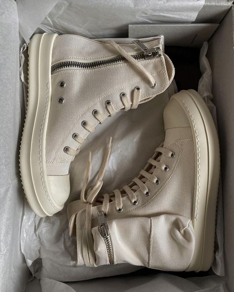 White Rick Owens, Rick Owens Menswear, Rick Owens Shoes, Kicks Shoes, Love Travel, Hype Shoes, Girly Shoes, Swag Shoes, Streetwear Fashion Women