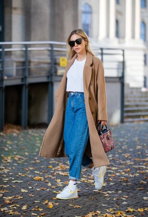 The Best Denim Trend of Spring 2020 - Carrot Leg Jeans Beige Winter Coat, Carrot Jeans, Winter Coat Trends, Paper Bag Jeans, Outfits Con Jeans, Fall Winter Coat, Jeans Outfit Winter, Slouchy Pants, Look Office