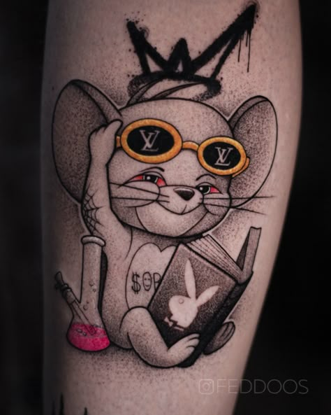 tom and jerry tattoo. tattoo cartoon. underground tattoo. Tom Y Jerry Tattoo, Cartoon Tattoos Women, Tom And Jerry Tattoo Ideas, Tom And Jerry Tattoo, Mr Cartoon Tattoo, Tom Tattoo, Amber Tattoo, Underground Tattoo, Tattoo Cartoon