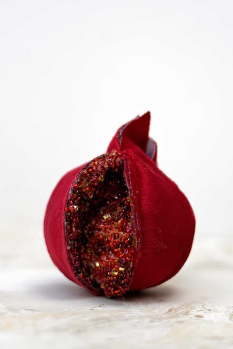 Sew Your Own Velvet Pomegranate Ornament with Free Template Diy Pomegranate Craft, Diy Velvet Christmas Ornaments, Pomegranate Ornament, Sewing Velvet, Recycled Christmas Decorations, Simple Sewing Tutorial, Christmas Ornament Template, Trending Christmas, Craft Trends