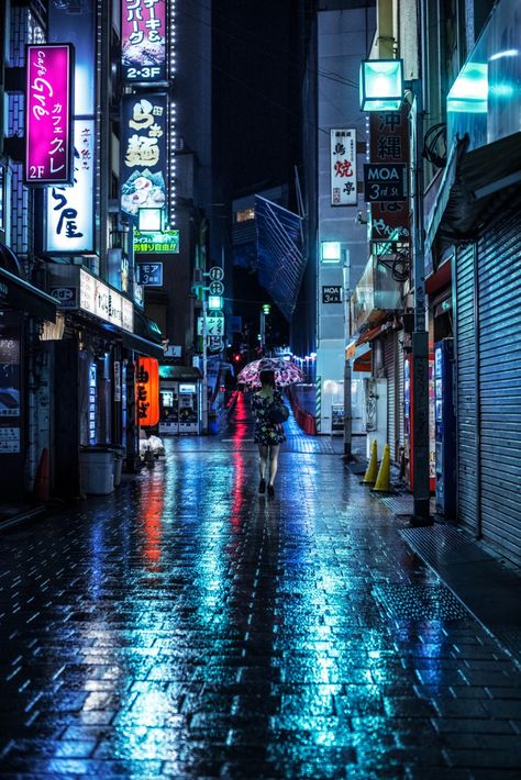 A rainy night on the streets of Shinjuku. Tokyo Aesthetic, Rainy City, Tokyo Night, Tokyo City, Japan Street, New Retro Wave, Cyberpunk Aesthetic, Cyberpunk City, Dark City