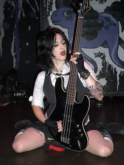 Woman Playing Bass Guitar, Playing Bass Reference, Pose References 2 People, Lynz Way, Lyn Z, Lindsey Way, Mindless Self Indulgence, Guitar Girl, Female Guitarist