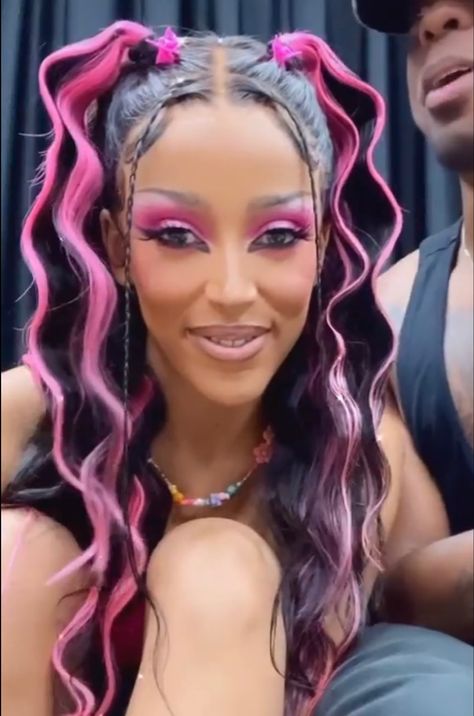 Pink black wig Black And Neon Pink Hair, Pink Rave Hair, Doja Cat Pink Hair, Pink Festival Hair, Pink And Black Rave Outfit, Doja Cat Hairstyles, Pink Rave Makeup, Festival Hair And Makeup, Black And Pink Makeup