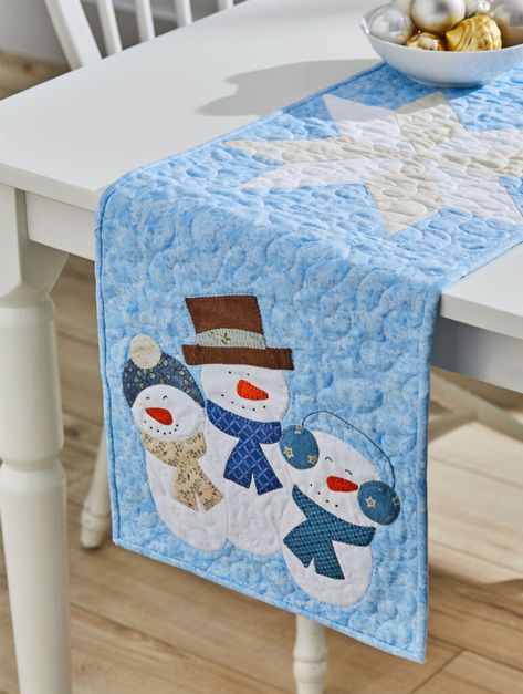 Quilted Snowman Table Runner Free Pattern, Quilted Snowman Wall Hanging Free Pattern, Snowman Placemats Diy, Snowmen Table Runners Quilted, Snowman Table Runner Pattern, Snowmen Quilts, Snowman Quilts, Applique Quilts Tutorial, Christmas Runners