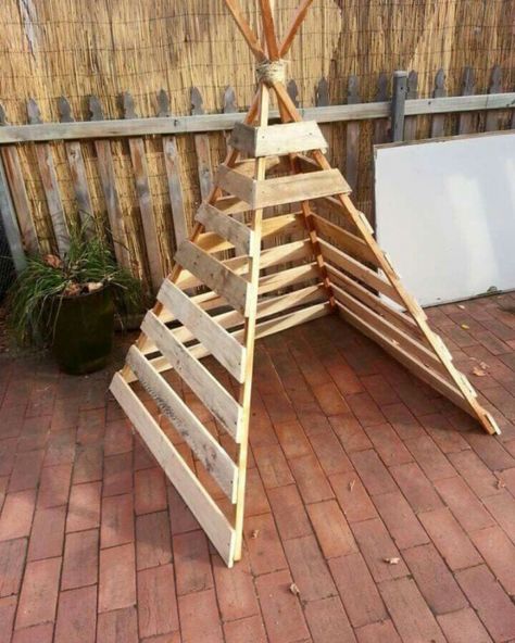 DIY Recycled Pallet Teepee Tutorial: Make Yours Now! » HG Pallet Yard Ideas, Diy Outdoor Playhouse, Wooden Teepee, Diy Pallet Decoration, Easy Backyard, Fabulous Diy, Pallet Decor, Diy Projects For Kids, Recycled Pallets