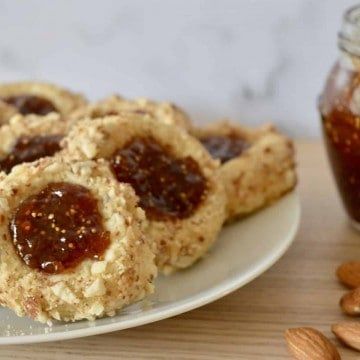 Italian Thumbprint Cookies made with fig jam and almonds. #italianthumbprintcookies #figjamcookies Thumbprint Cookies Christmas, Jam Thumbprint Cookies, Fig Spread, Cookie Recipes Oatmeal Raisin, Thumbprint Cookies Recipe, Jam Cookies, Cookie Spread, Christmas Foods, Best Oatmeal